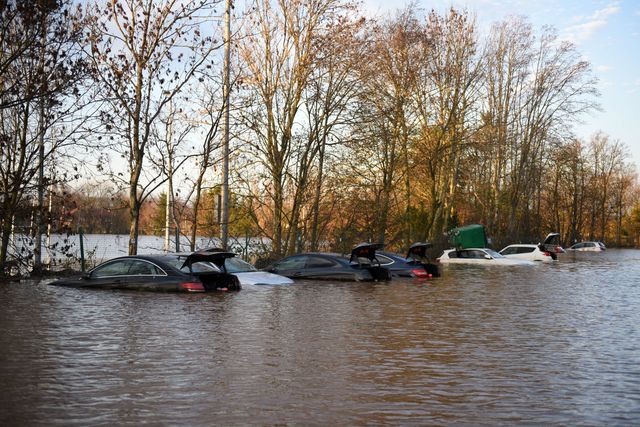 Сотни домов затоплены и свыше 1000 человек эвакуированы в Камбрии и Скоттиш-Бордерс в результате мощнейшего наводнения, которое обрушилось на Великобританию после сильных ливней. Фото: AFP<br />
