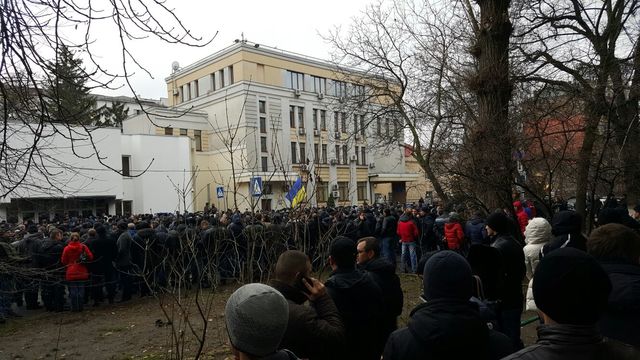 В Киеве продолжается митинг неаттестованных сотрудников правоохранительных органов. Фото: Facebook