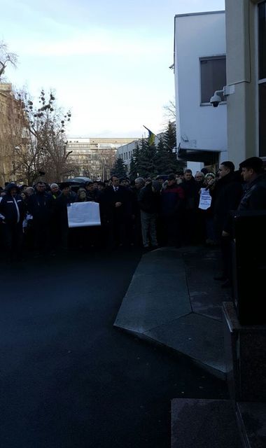 В Киеве продолжается митинг неаттестованных сотрудников правоохранительных органов. Фото: Facebook