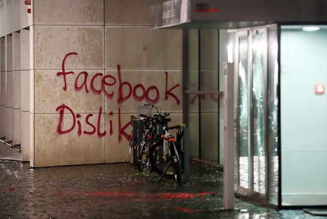 В Гамбурге закидали камнями офис Facebook, фото AFP