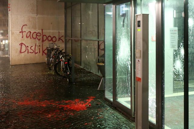 В Гамбурге закидали камнями офис Facebook, фото AFP