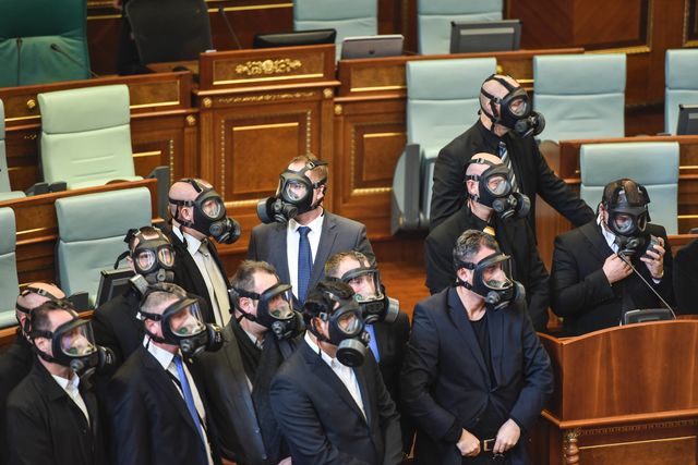 У парламенті Косово опозиційні депутати знову розпилили сльозогінний газ. Депутати одягли протигази. Робота депутатів зірвана. Таким чином опозиціонери протестували проти угоди з Сербією, досягнутої за посередництва Євросоюзу, про надання ширших повноважень місцевому управлінню на півночі країни, де компактно проживають серби. Фото: AFP
