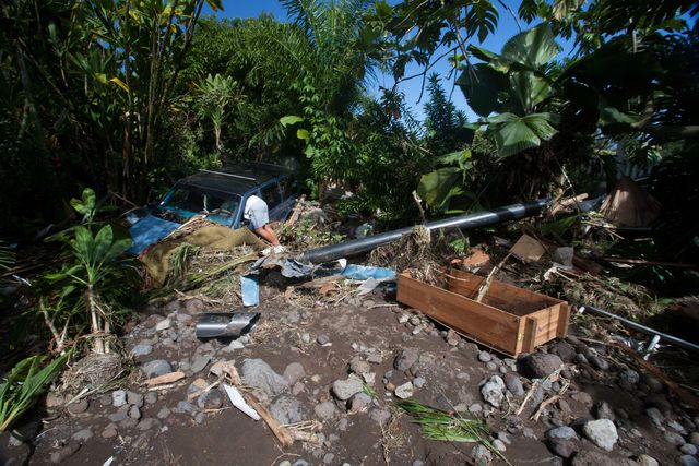 Проливные дожди в Таити (Французская Полинезия) вызвали наводнение.  По последним данным, один человек пропал без вести. Кроме того, стихия повалила деревья, более пятидесяти домов были повреждены, затоплены улицы. Фото: AFP