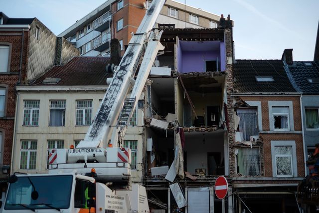 В одному з житлових будинків міста Вервьє на сході Бельгії стався вибух. За уточненими даними, постраждали 14 осіб, у них легкі поранення. Обвалився фасад трьох поверхів чотириповерхової будівлі, пошкодження отримали довколишні будови. Імовірно, стався вибух побутового газу. Фото: AFP