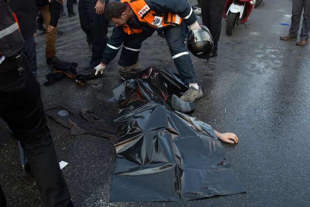 Двоє терористів відкрили вогонь на автобусній зупинці в ізраїльському місті Беер-Шева. В результаті нападу були поранені п'ятеро ізраїльтян. У перестрілці з поліцією один зловмисник був убитий, а другий затриманий. Фото: AFP