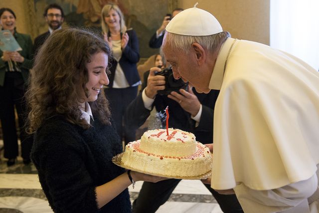 Папа Франциск відзначив свій 79-й день народження. За традицією, день народження понтифіка не відзначається у Ватикані. Однак вітання Франциску приходили практично з усіх куточків світу. Фото: AFP