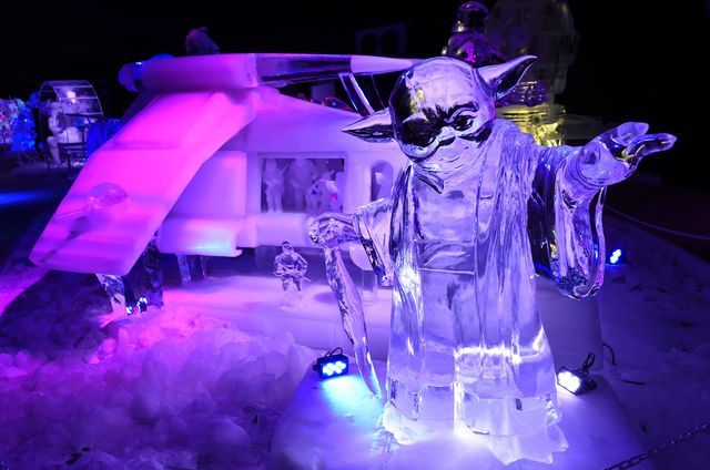 В Бельгийском городе Льеж открылся  фестиваль ледовых скульптур. Темой фестиваля стали герои одного из самых ожидаемых фильмов года "Звездные войны: Пробуждение силы". На мероприятии представлены работы 30 художников. Фото: AFP
