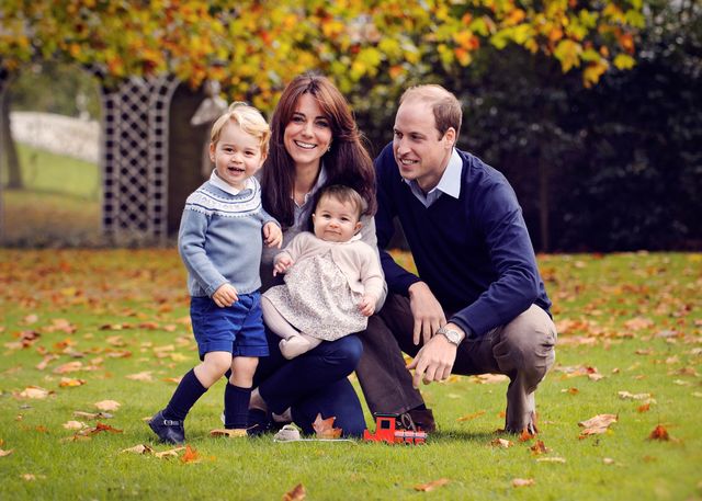 Королівська родина вирішила привітати своїх численних шанувальників з наступаючими зимовими святами. На сторінці британської монархії в Facebook з'явився зворушливий сімейний знімок представників королівської сім'ї: Кейт Міддлтон, принца Вільяма і їхніх дітей. Фото: AFP