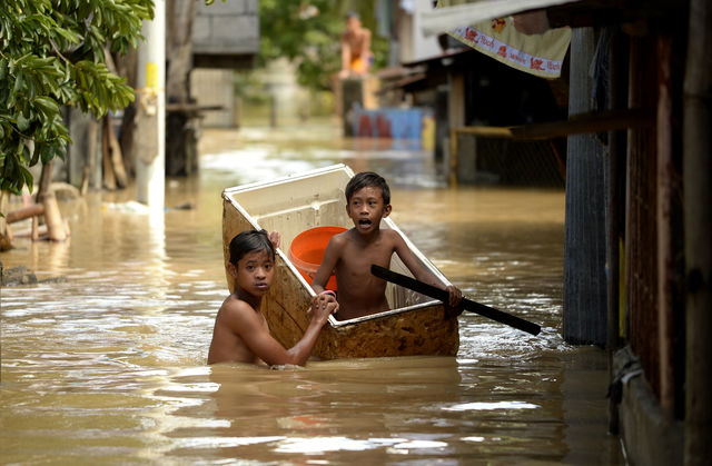 Тайфун Мелор, обрушившийся на Филиппины, унес жизни как минимум 35 человек. Кроме того, стихия полностью разрушила 660 домов, улицы затоплены. Эвакуированные жители по-прежнему остаются во временных пунктах базирования. Ежегодно около 20 бурь и тайфунов проходят через Филиппины. В ноябре 2013 года из-за сильнейшего из зафиксированных тайфуна "Хайя" погибли и пропали без вести свыше 7,3 тыс. человек. Фото: AFP