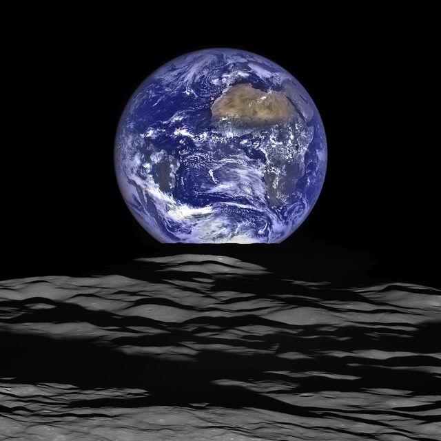 Місячний орбітальний зонд (LRO) NASA зробив неймовірне фото Землі, яке було знято ним з орбіти супутника планети. На зображенні видно Атлантичний океан і Африка. Супутник знаходиться на орбіті з літа 2009 року. Цей апарат забезпечений лазерним висотометром і камерою, які дозволяють визначати відстань до Місяця і отримувати знімки її поверхні з високою точністю. Фото: AFP