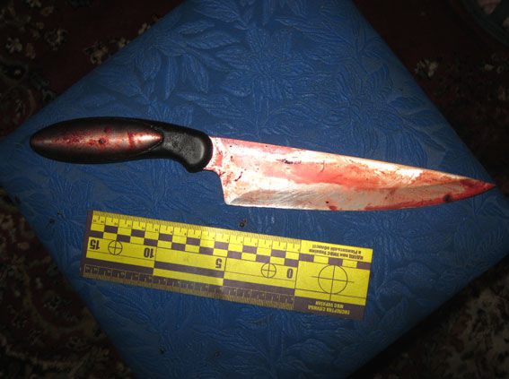<p>Тіло чоловіка з ножовим пораненням знайшли у Рівному. Фото: mvs.gov.ua</p>