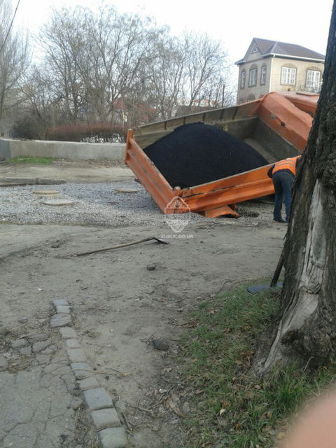 <p>Провалилася вантажівка. Фото: public.od.ua</p>