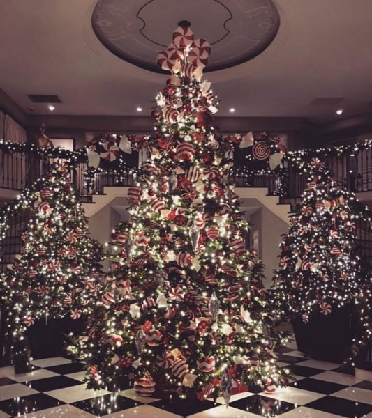 Новорічне оздоблення будинку сімейства Кардашьян. Фото: instagram/kimkardashian