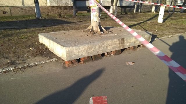 Бигборд, который находится в аварийном состоянии. Фото: facebook.com/kosta.kot.ua