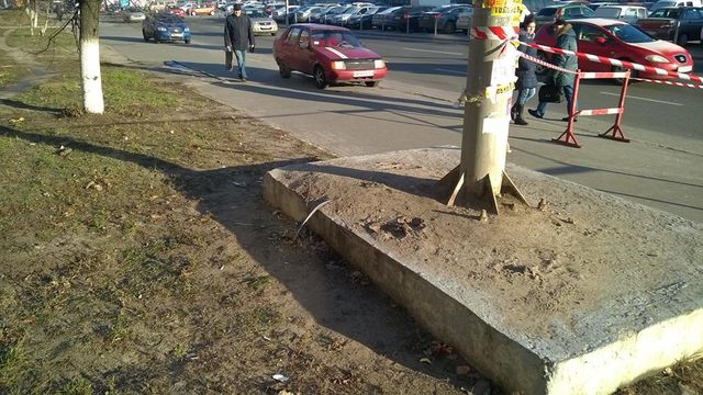 <p>Бігборд, який знаходиться в аварійному стані. Фото: facebook.com/kosta.kot.ua</p>