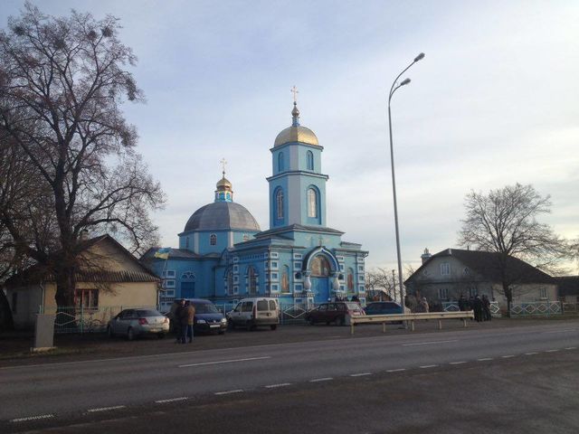 В Ровенской области пытаются захватить храм. Фото: В.Мыколайчук