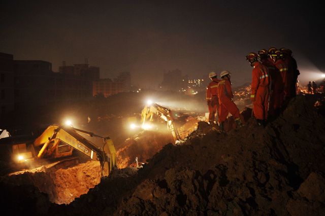В Китае из-за гигантского оползня под землю ушли десятки домов, фото AFP