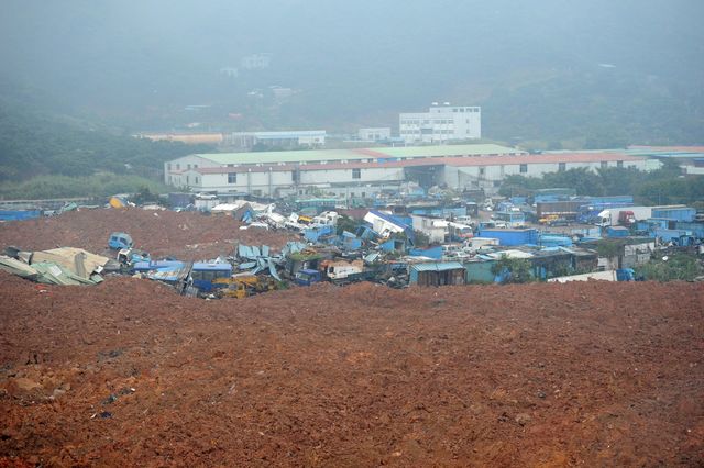 В Китае из-за гигантского оползня под землю ушли десятки домов, фото AFP