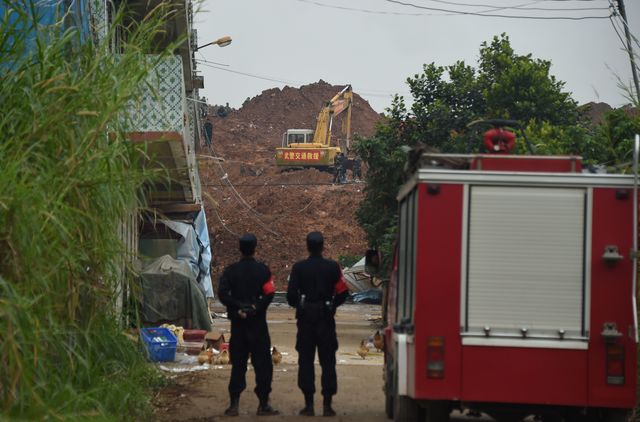 <p><span>Місто в Китаї потонуло в багнюці. Фото: AFP</span></p>