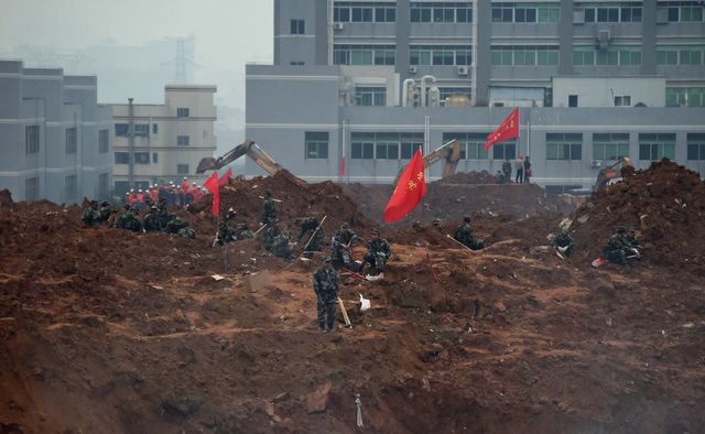 <p><span>Місто в Китаї потонуло в багнюці. Фото: AFP</span></p>