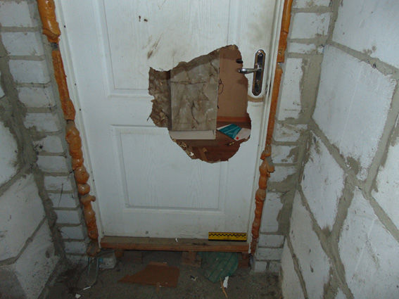 <p><span>Зловмисники пошкодили вхідні двері в офіс і викрали сейф. Фото: mvs.gov.ua</span></p>