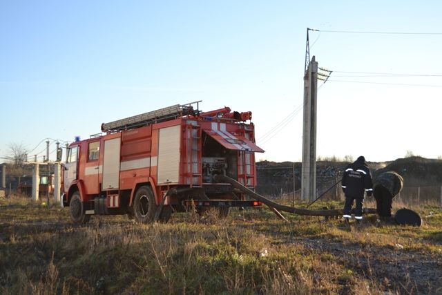 Пожарным тяжело бороться с огнем. Фото: rivne.mns.gov.ua
