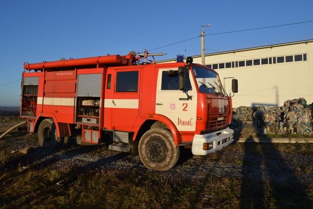 <p>Пожежникам важко боротися з вогнем. Фото: rivne.mns.gov.ua</p>