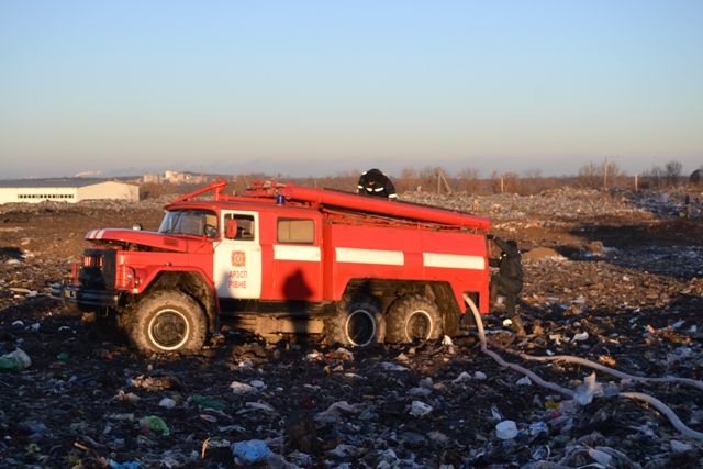 Пожарным тяжело бороться с огнем. Фото: rivne.mns.gov.ua