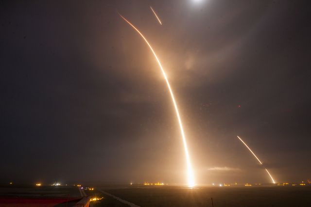 После череды неудачных запусков компании SpaceX все-таки удалось довести задуманное до конца — посадить первую ступень ракеты Falcon 9 на землю после запуска ее в космос. При этом была выполнена и основная задача — вывод 11 спутников на целевую орбиту. Ранее SpaceX уже пыталась сохранить ракету, однако две попытки  приземления на плавучую платформу в Атлантическом океане закончились неудачей: при первой посадке ракета сильно наклонилась, а во время второй – двигателям не удалось подавить горизонтальное ускорение. Фото: AFP