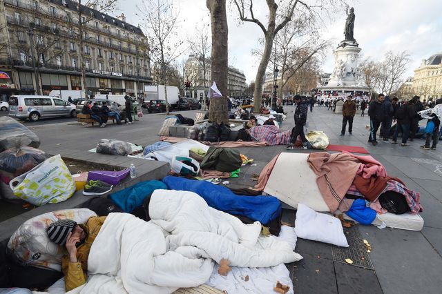 Мігранти з Афганістану розташувалися на площі в Парижі. Нелегали принесли з собою свої речі. Разом з тим вони не реагують на прохання поліції перемістити в табір для біженців. Фото: AFP