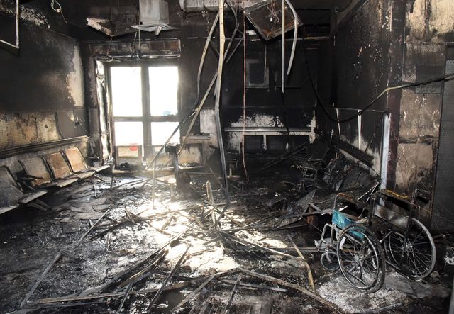 Жертвами пожара в больнице города Джизан на юго-западе Саудовской Аравии стали 25 человек. Также пострадали еще 107.  Возгорание произошло на первом этаже. Оно коснулось родильного отделения и отделения интенсивной терапии. Фото: AFP