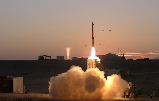 Міністерство оборони Ізраїлю спільно з управлінням ракетної захисту Пентагону (США) провело випробування системи протиракетної оборони "Хец-3". Фото: AFP
