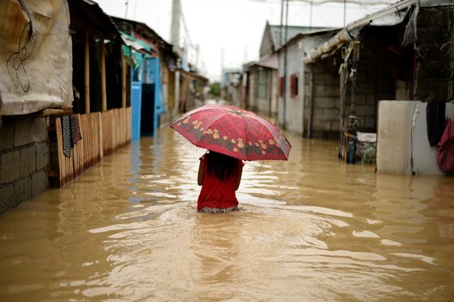 На Филиппинах продолжают страдать от наводнения, вызванного мощным тайфуном. По последним данным, жертвами стихии стали 35 человек. Фото: AFP