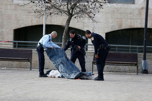 Израильская полиция в Иерусалиме застрелила палестинца, который пытался напасть на стражей порядка с ножом. Фото: AFP