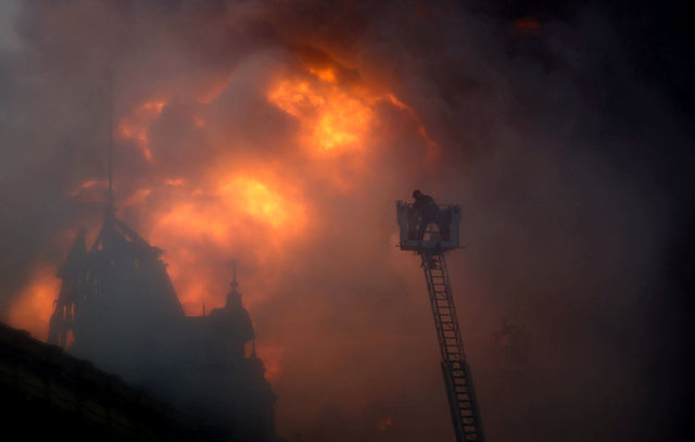 Бушующее пламя охватило Музей португальского языка в бразильском городе Сан-Паулу. Пламя вспыхнуло на третьем этаже здания музея. Огонь частично разрушил историческое строение. Фото: AFP<br />
