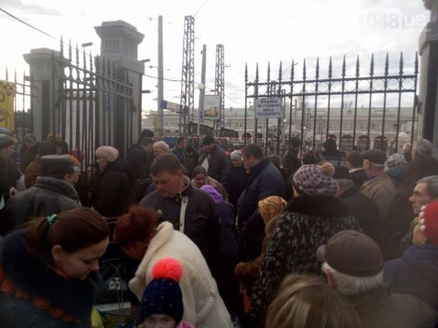 Задержано прибытие и отбытие поездов. Фото: 048.ua