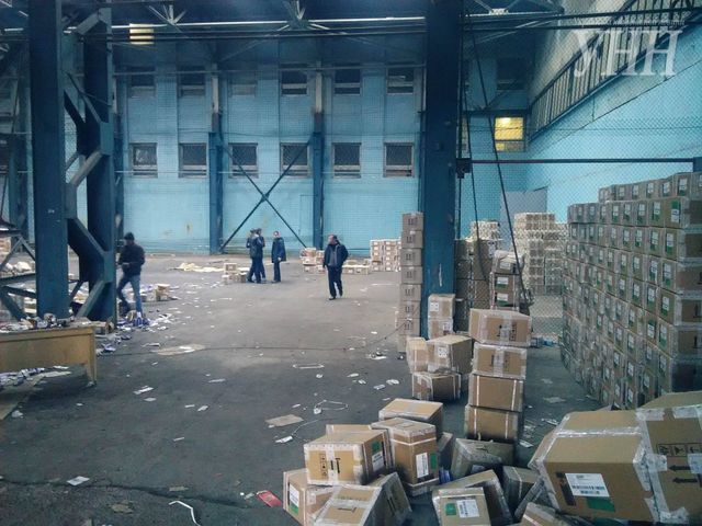 На складе находятся сотни ящиков с медикаментами. Фото: УНН