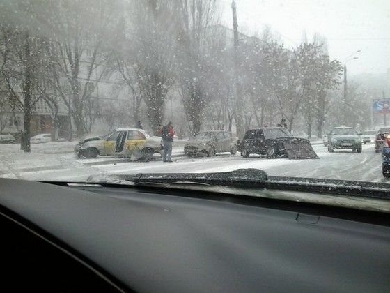 <p>Сніг паралізував місто. Фото: соцмережі</p>