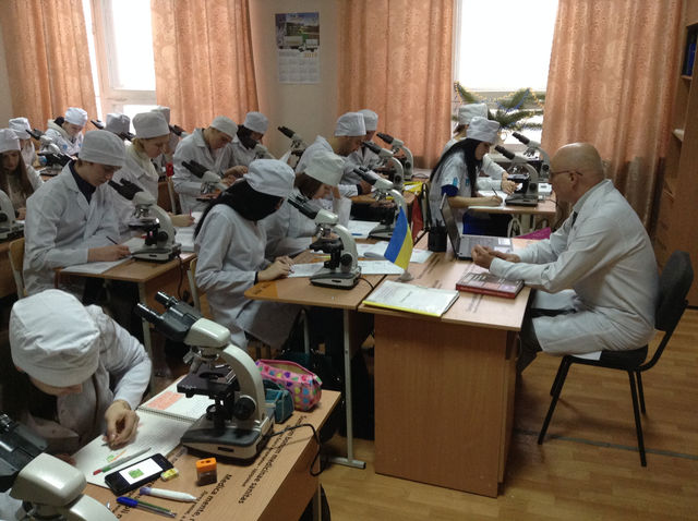 Донецкий университет получил мебель от Гуманитарного штаба. Фото: пресс-центр.