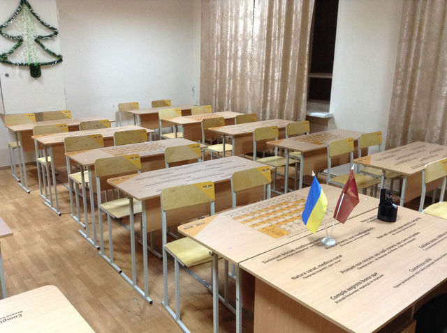 <p>Донецький університет отримав меблі від Гуманітарного штабу. Фото: прес-центр.</p>