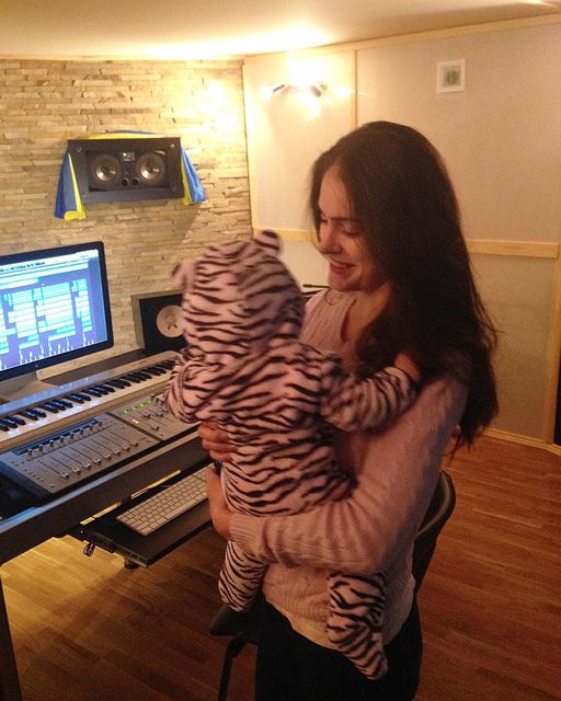 21 апреля украинская певица Маша Собко впервые стала мамой. Артистка родила дочь. 3 октября 2013 года певица стала женой 24-летнего оператора и фотографа Артема Онещака.<br />
Фото: Instagram