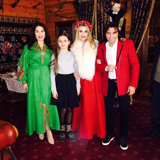 Ольга Сумська з сім'єю і Влада Литовченко в Яремче. Фото: Instagram