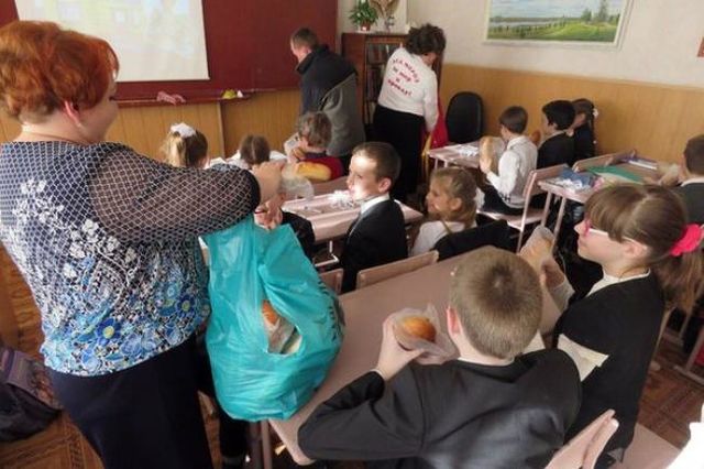 <p>Бойовики подарували дітям хліб. Фото: соцмережі</p>