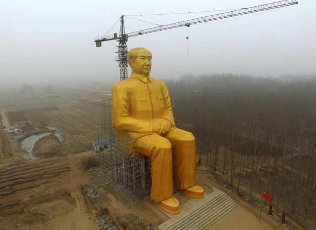 На сході центральної частини Китаю була споруджена гігантська статуя покійного голови ЦК Комуністичної партії Китаю Мао Цзедуна. Висота монумента, покритого золотою фарбою, становить майже 37 метрів. Фото: AFP