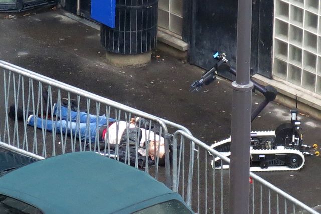 У 18-му окрузі Парижа чоловік увірвався в будівлю комісаріату і з ножем накинувся на співробітника правоохоронних органів. У результаті зловмисника застрелили. На тілі злочинця був виявлений підозрілий предмет. Пізніше з'ясувалося, що це був муляж пояса смертника. Фото: AFP