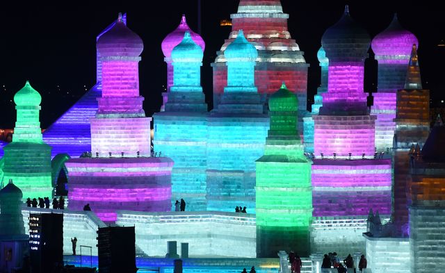 У китайському місті Харбіні відкрився 32-й Міжнародний фестиваль льоду і снігу. У його рамках заплановано понад 100 заходів. На центральній площі створене ціле крижане місто, а вулиці прикрашають численні скульптури, які в темний час доби ефектно підсвічують. Фото: AFP