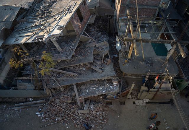 На північному сході Індії – у штаті Маніпур – стався землетрус магнітудою 6,8. Епіцентр підземних поштовхів розташовувався майже в 40 кілометрах від міста Імпхал. Чотири людини загинули, ще 100 отримали поранення. Крім того, зруйновані будівлі і житлові будинки. Фото: AFP