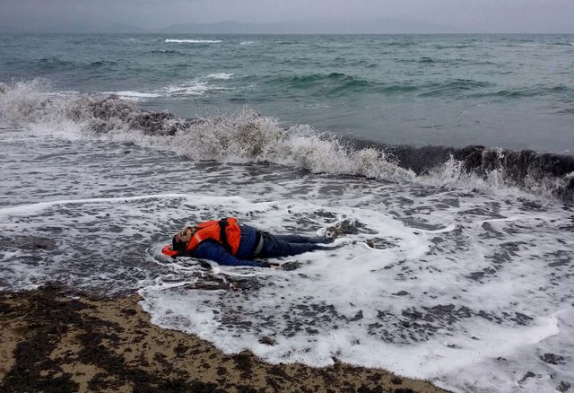 На узбережжі Егейського моря в Туреччині виявлені тіла 21 мігранта, троє з яких діти. Передбачається, що вони могли потонути, коли намагалися дістатися до грецького острова Лесбос. Фото: AFP