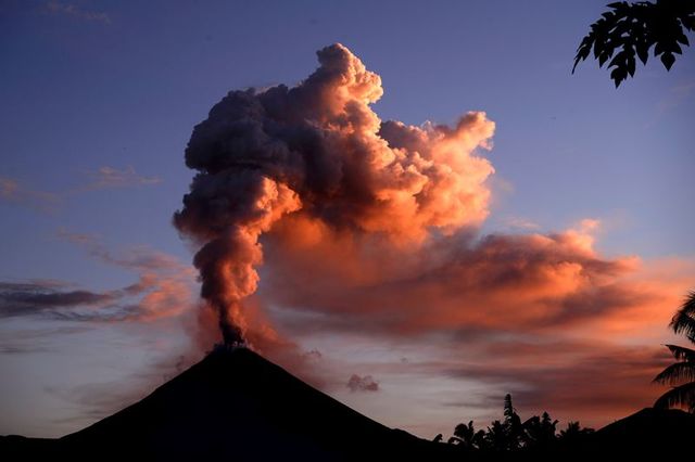 В Індонезії активізувався вулкан Сопутан. Перші ознаки виверження були відзначені кілька днів тому, зараз над велетнем видно двокілометровий стовп попелу. Фото: AFP