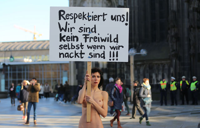 Швейцарська художниця Міло Муаре влаштувала в центрі Кельна одиночний пікет на знак протесту проти насильства. Оголена жінка вийшла на головну площу міста, де в новорічну ніч десятки жінок зазнали сексуальних домагань. Фото: AFP